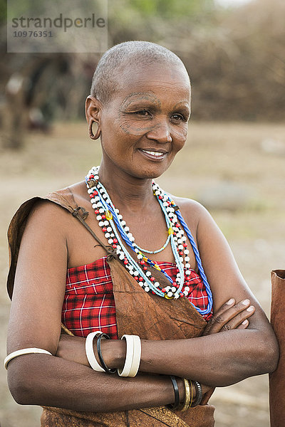 Porträt einer Datoga-Frau mit tätowiertem Gesicht  die traditionelle Kleidung und Schmuck trägt  in der Nähe des Eyasi-Sees; Tansania'.