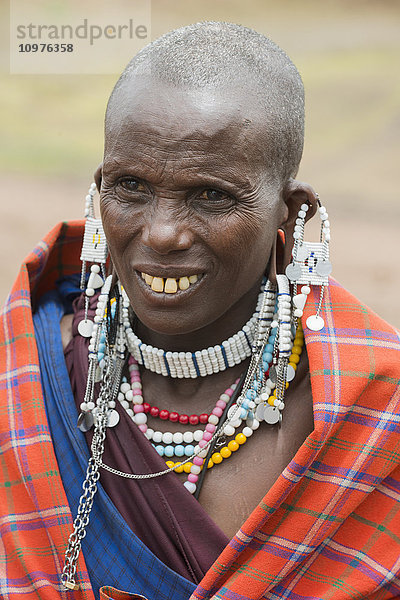 Porträt einer Massai-Frau mit traditioneller Kleidung und Perlenschmuck  Ngorongoro-Schutzgebiet; Tansania'.