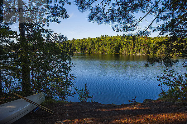 Umgekipptes Kanu auf dem Campingplatz am Burnt Island Lake im Algonquin Park; Ontario  Kanada