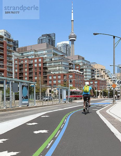Radfahrer auf dem Radweg an der Harbourfront; Toronto  Ontario  Kanada'.