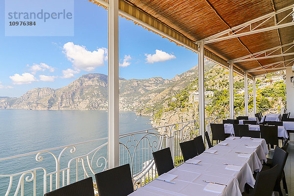 Ein Millionen-Dollar-Blick vom Balkon eines Restaurants in einem Küstenort am Mittelmeer entlang der Touristenstraße der Amalfiküste in Italien; Amalfi  Provinz Salerno  Italien'.