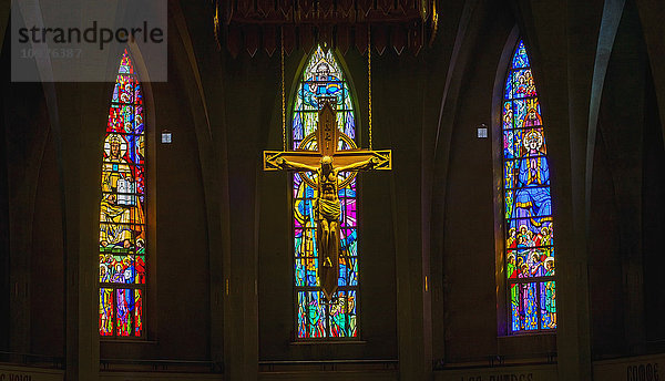 Kruzifix und Glasfenster der Basilika-Kathedrale Saint-Michel; Sherbrooke  Quebec  Kanada'.