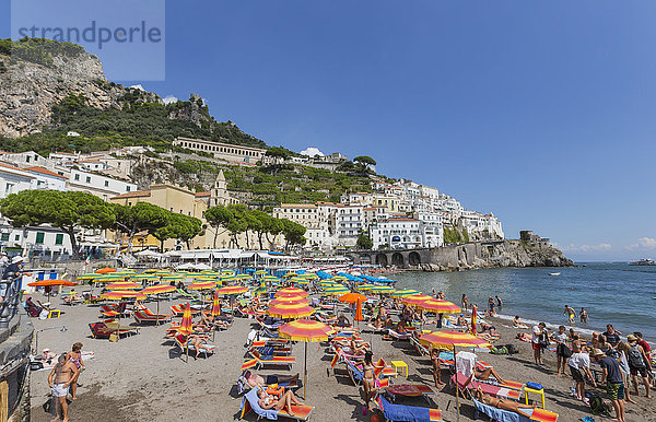 Der Blick auf den Strand von der Strandpromenade in Amalfi  Italien  wo Touristen das Sonnenlicht und die Aussicht auf das Mittelmeer genießen; Amalfi  Provinz Salerno  Italien'.