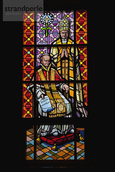 Detail der Glasfenster der Basilika-Kathedrale Saint-Michel; Sherbrooke  Quebec  Kanada'.
