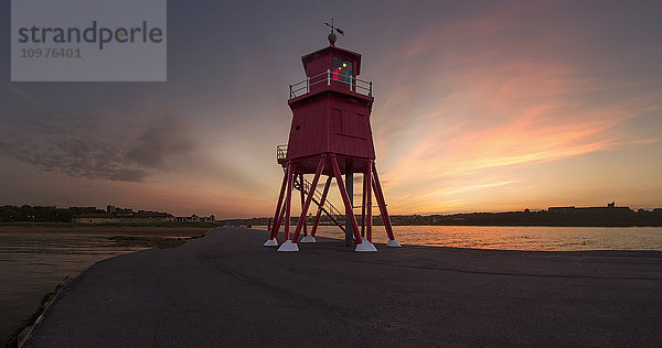 Leuchtturm Herd Groyne am Ufer des Flusses Tyne bei Sonnenuntergang; South Shields  Tyne and Wear  England'.