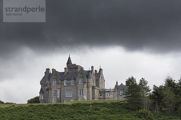 Großes Haus unter Gewitterwolken; Isle of Mull  Argyll und Bute  Schottland'.