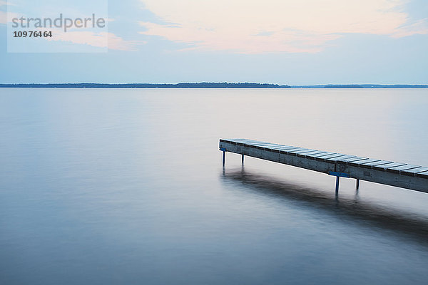 Dock bei Sonnenaufgang am Balsam Lake; Ontario  Kanada'.