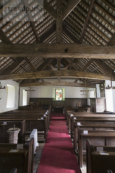 Kirche mit Holzbänken und rotem Teppich; Cumbria  England'.