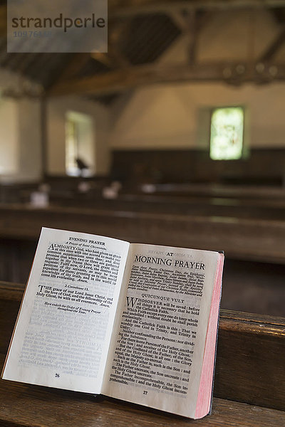 Ein aufgeschlagenes Buch für ein Morgengebet in einer Kirche; Northumberland  England