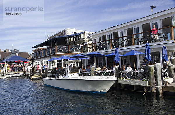 Menschen sitzen an der Bar und essen im Landings Restaurant an den Deckstischen  Schnellboot am Dock  Bowen's Wharf; Newport  Rhode Island  Vereinigte Staaten von Amerika'.