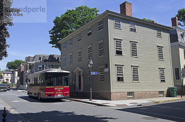 Witbour-Ellery House 1801  eines der vielen historischen Häuser in Newport  Newport Trolly hält vor dem Haus für Touristen; Newport  Rhode Island  Vereinigte Staaten von Amerika'.