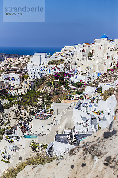 Ein Blick auf das Dorf Oia; Oia  Santorin  Kykladen  Griechenland