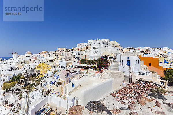 Die Stadt Oia mit der traditionellen Windmühle und den weiß getünchten Dorfgebäuden; Satorini  Griechische Inseln  Griechenland'.