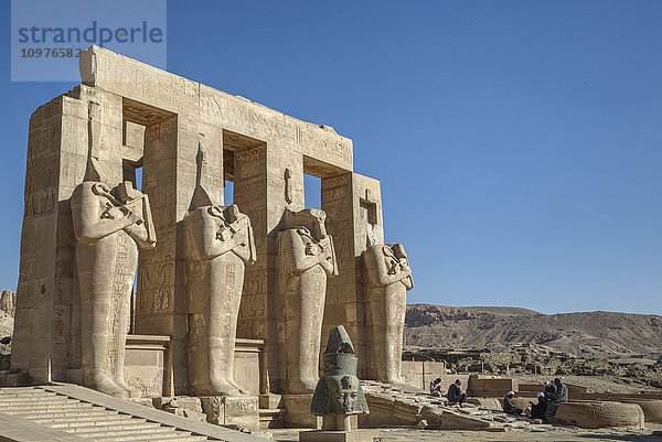 Vier Osiris-Statuen  Hypostyle Hall  Ramesseum (oder Totentempel von Ramses II.); Luxor  Westjordanland  Niltal  Ägypten'.