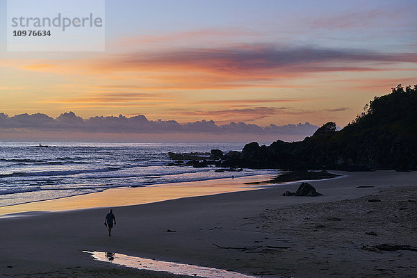 Spaziergang am Strand bei Sonnenuntergang; Port Macquarie  New South Wales  Australien