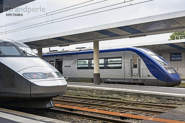 Nahaufnahme von zwei Stromlinienzügen im Bahnhof; Brest  Bretagne  Frankreich'.