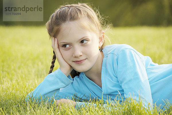 Porträt eines im Gras liegenden Mädchens; Toronto  Ontario  Kanada'.
