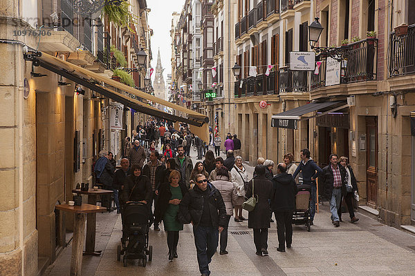 Blick auf die Calle Major in Richtung der Kathedrale mit vielen Menschen  die herumschlendern; San Sebastian  Spanien'.