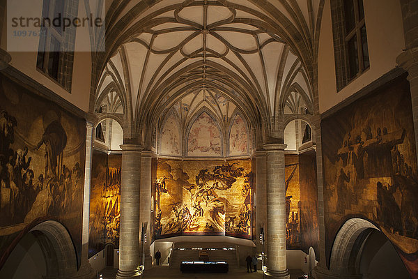 Kapelle mit Gemälden  die die Geschichte des baskischen Volkes darstellen  von Jose Maria Serf im Museo San Telmo  das in einem ehemaligen Kloster untergebracht ist; San Sebastian  Spanien'.