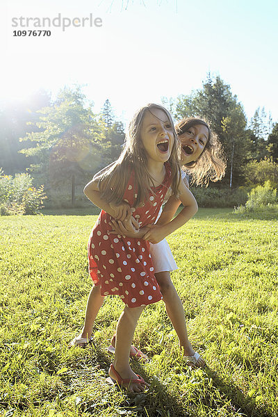 Zwei junge Mädchen spielen in einem Park; Kinmount  Ontario  Kanada'.