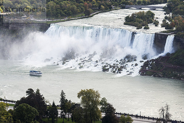 American Falls und ein Ausflugsboot auf dem Niagara River; Niagara Falls  New York  USA'.