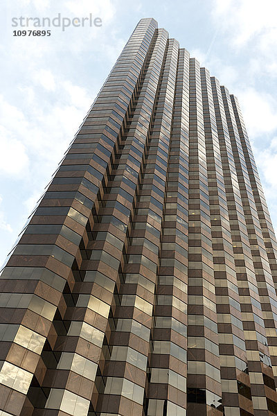Niedriger Blickwinkel auf ein Bürogebäude; Dallas  Texas  Vereinigte Staaten von Amerika'.