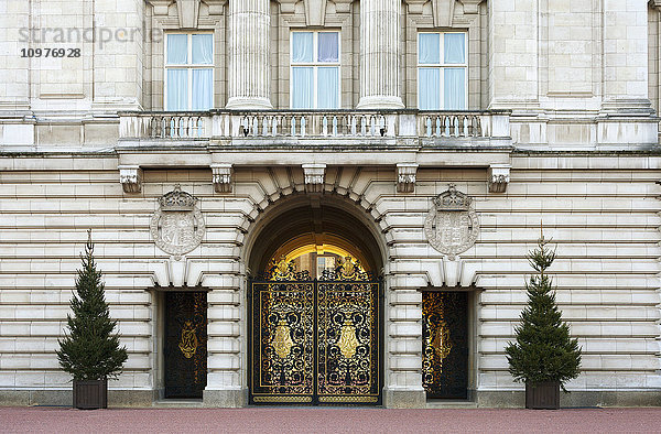 Verschnörkelte schmiedeeiserne Tore am Buckingham Palace; London  England'.