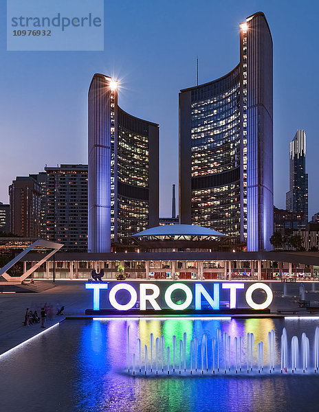 Beleuchtetes Stadtschild für die Pan Am Games am Rathaus am Nathan Phillips Square; Toronto  Ontario  Kanada '