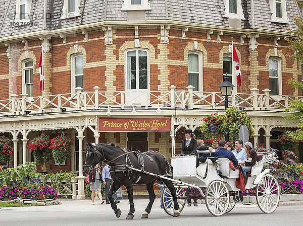 Pferdekutsche vor dem Prince of Wales Hotel; Niagara-on-the-Lake  Ontario  Kanada'.