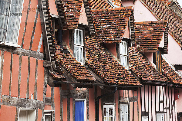 Urige  farbenfrohe Fachwerkhäuser in einem englischen Dorf; Lavenham  Suffolk  England'.
