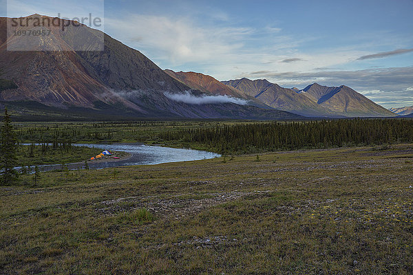 Ein von Kanus und Zelten besetzter Campingplatz am Wind River im Peel Watershed; Yukon  Kanada'.