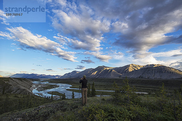 Frau fotografiert mit Blick auf den Wind River im Peel Watershed; Yukon  Kanada'.
