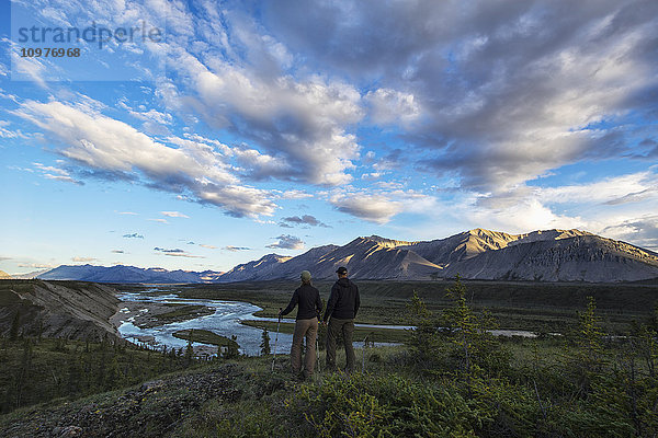 Frau und Mann blicken auf den Wind River im Peel Watershed; Yukon  Kanada'.
