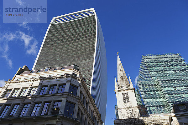 Ansicht von 20 Fenchurch Street  bekannt als das Walkie Talkie-Gebäude  und eines Kirchturms; London  England