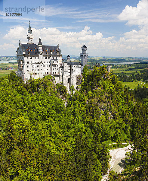 Schloss Neuschwanstein mit der Flussschlucht  in der Nähe der Stadt Füssen; Bayern  Deutschland'.