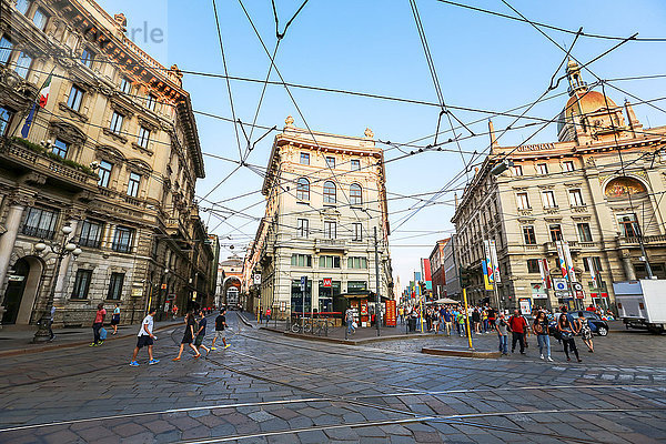 Diese beliebte Touristenstraße wird von den Linien der elektrischen Busse und Straßenbahnen durchquert  die Touristen zu den Sehenswürdigkeiten in den kopfsteingepflasterten Straßen des historischen Mailand bringen; Mailand  Italien