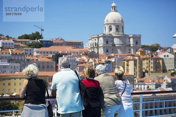 Ältere Kreuzfahrtpassagiere warten auf das Anlegen des Schiffes im Alfama-Viertel; Lissabon  Portugal'.