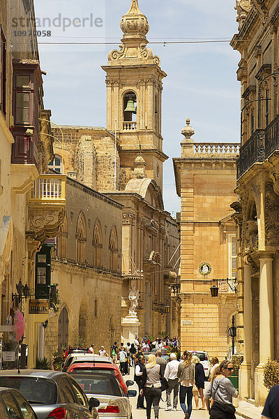 Touristen auf dem Weg zur St. Paul's Cathedral; Mdina  Malta'.