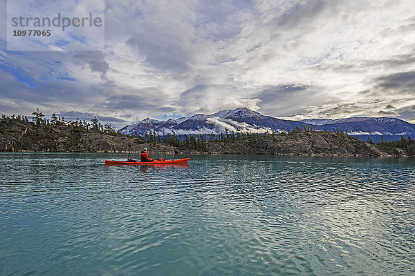 Kajakfahren auf dem Atlin Lake; Atlin  British Columbia  Kanada'.