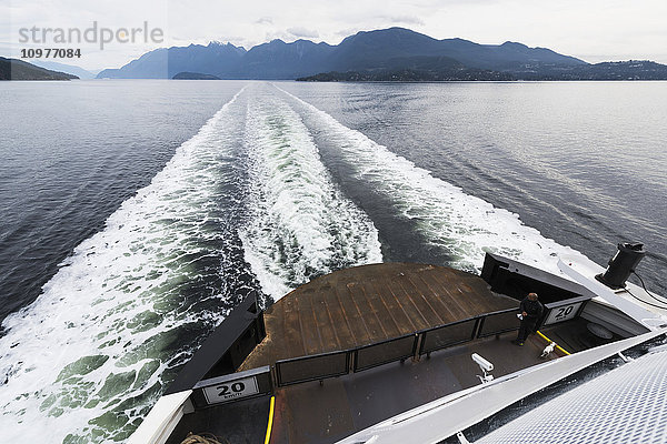 Wake in the water off aft of ferry; British Columbia  Kanada'.