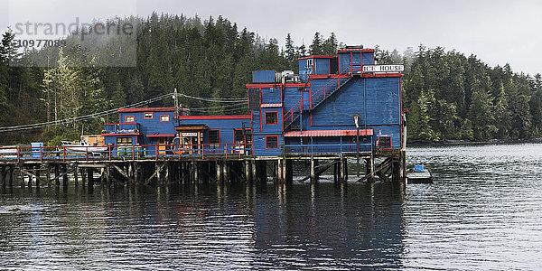 Blaues Gebäude am Hafen der Westküste; Tofino  Vancouver Island  British Columbia  Kanada'.