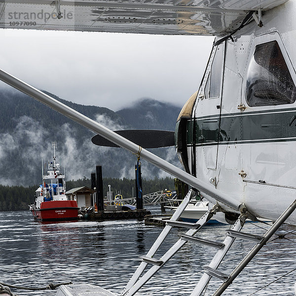 Wasserflugzeug in der Nähe eines angedockten Bootes; Tofino  Vancouver Island  British Columbia  Kanada'.