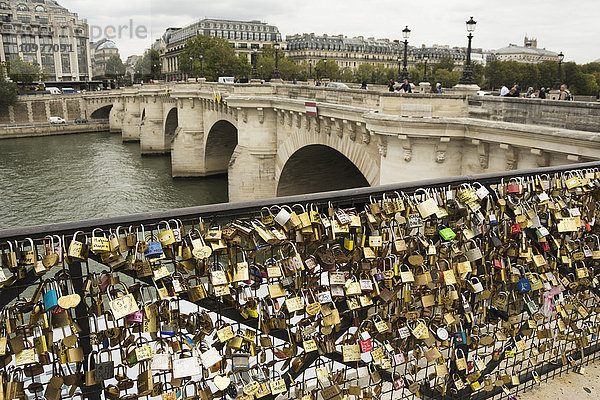 Ein mit Liebesschlössern übersäter Zaun entlang der Seine; Paris  Frankreich'.