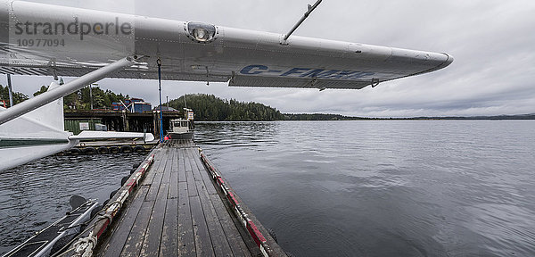 Wasserflugzeug am Dock; Tofino  Vancouver Island  British Columbia  Kanada'.