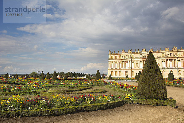 Chateau de Versailles  Gärten mit Gebäude im Hintergrund; Versailles  Frankreich'.