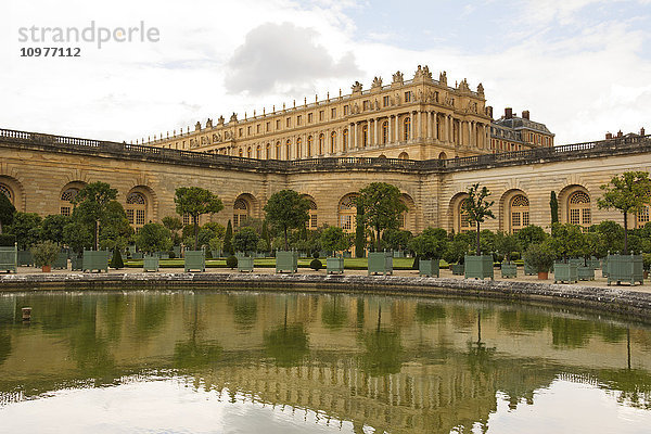 Chateau de Versailles  Spiegelung im Teich der Orangerie; Versailles  Frankreich