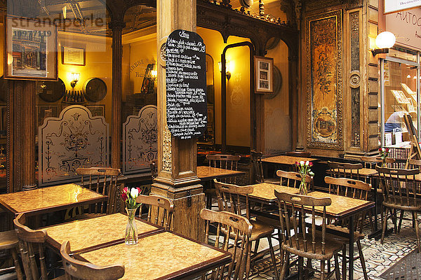 Sitzen in einem typischen Café; Paris  Frankreich'.