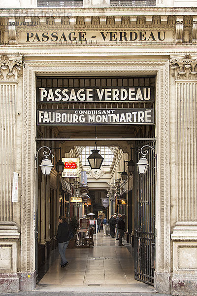 Eingang zu einer überdachten Einkaufsstraße  die zum Faubourg Montmartre führt; Paris  Frankreich'.