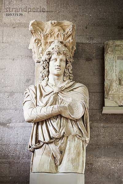 Antike Statue in einem archäologischen Museum; Korinth  Griechenland'.