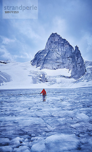 Wanderung zur West Ridge of Pigeon Spire Route im Bugaboos Provincial Park bei Sonnenaufgang; British Columbia  Kanada'.